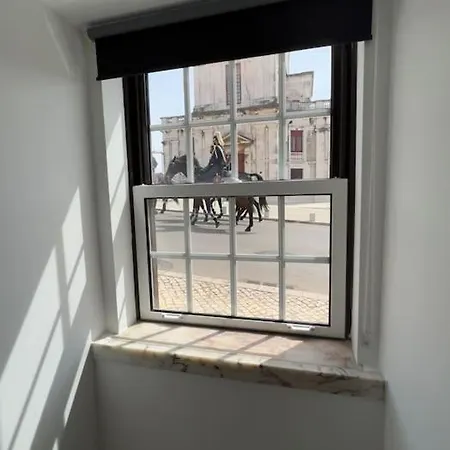 Luxury Artistic Digital Nomad Getaway W/ Terrace Apartment Lisbon